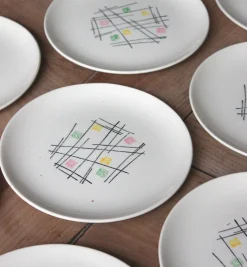 10 assiettes à dessert au décor pictural vintage