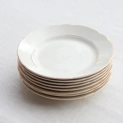 8 assiettes à dessert au liseré doré