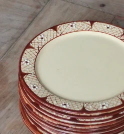 12 assiettes à dessert crème en faïence vintage