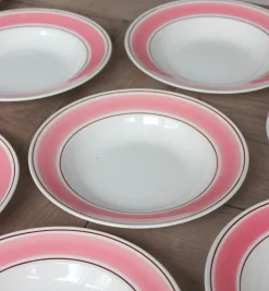 8 assiettes creuses à la bordure rose vintage
