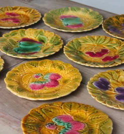 12 assiettes en barbotine au décor de fruits vintage