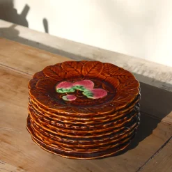 11 assiettes en barbotine au décor de fruits