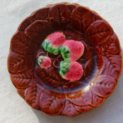 11 assiettes en barbotine au décor de fruits