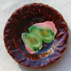 11 assiettes en barbotine au décor de fruits