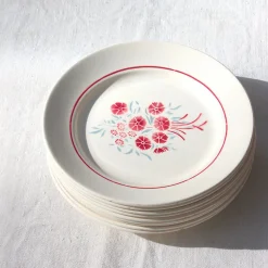 8 assiettes en faïence au décor grenat et gris