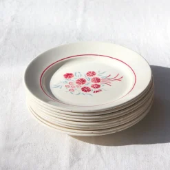 8 assiettes en faïence au décor grenat et gris