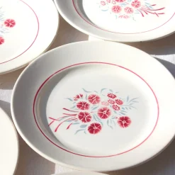 8 assiettes en faïence au décor grenat et gris