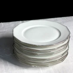 10 assiettes octogonales en porcelaine au liseré argenté