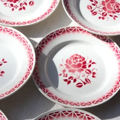 8 assiettes plates à la fleur rouge