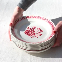 8 assiettes plates à la fleur rouge