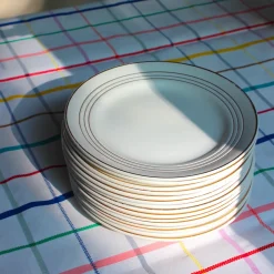 12 assiettes plates en faïence aux liserés dorés