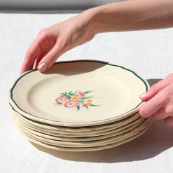 8 assiettes plates liseré vert et bouquet fleuri