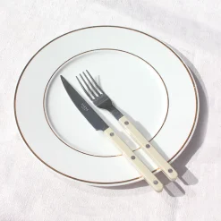 8 grandes assiettes plates au liseré doré