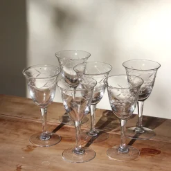 6 petits verres à pied gravés