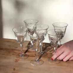 6 petits verres à pied gravés