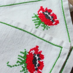 6 serviettes anciennes brodées aux coquelicots