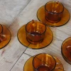 6 tasses et soucoupes en verre ambré
