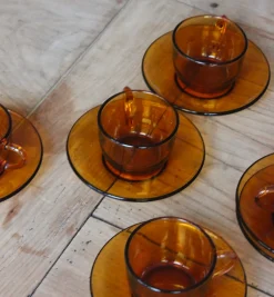 6 tasses et soucoupes en verre ambré