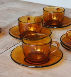 6 tasses et soucoupes en verre ambré