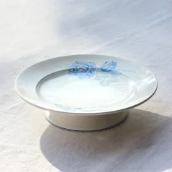 Assiette sur pied à la fleur bleue