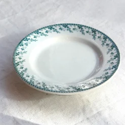 Assiette sur pied au décor de feuillages