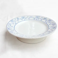 Assiette sur pied aux fleurs bleues