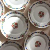 Assiettes à dessert en porcelaine au liseré fleuri