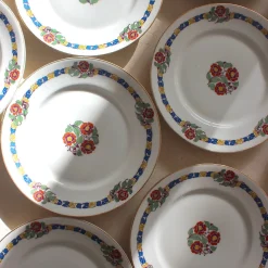 Assiettes à dessert en porcelaine au liseré fleuri