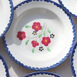 Assiettes anciennes décorées d'un bouquet naïf