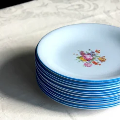 Assiettes anciennes en faïence bleu clair