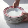 Assiettes au bandeau rouge fleuri