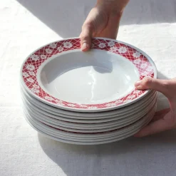 Assiettes au bandeau rouge fleuri
