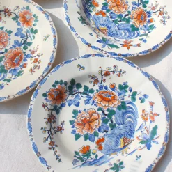 Assiettes aux coq et pivoines de Gien