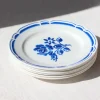 Assiettes aux fleurs bleues peintes à l'aérographe