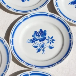 Assiettes aux fleurs bleues peintes à l'aérographe
