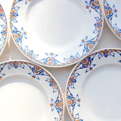 Assiettes aux motifs rocailles