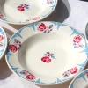 Assiettes aux roses rouges