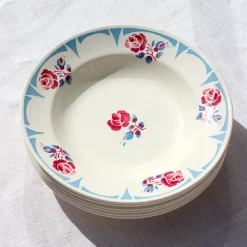 Assiettes aux roses rouges