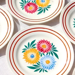 Assiettes aux trois fleurs colorées