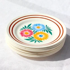 Assiettes aux trois fleurs colorées