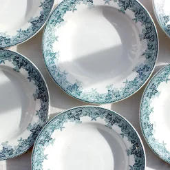 Assiettes creuses en terre de fer à la frise bleu encre