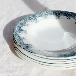 Assiettes creuses en terre de fer à la frise bleu encre