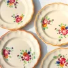Assiettes crème aux fleurs peintes