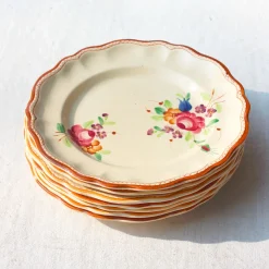 Assiettes crème aux fleurs peintes
