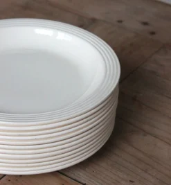 Assiettes crème en faïence ancienne