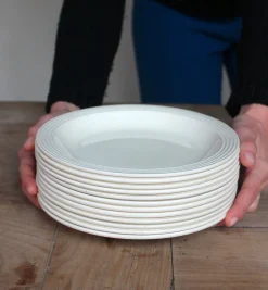 Assiettes crème en faïence ancienne