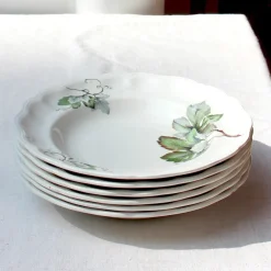 Assiettes décorées de feuillages