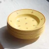 Assiettes en faïence jaune