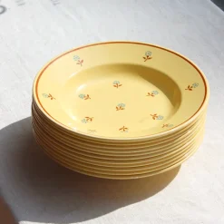 Assiettes en faïence jaune