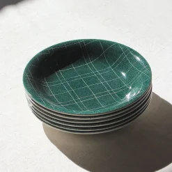 Assiettes en faïence vert foncé